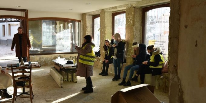Angehende Architekten arbeiten im Ahrtal