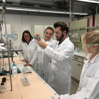 Tag der Chemie nahm Lebensmittel unter die Lupe und weckte „Geschmack“ am Chemiestudium