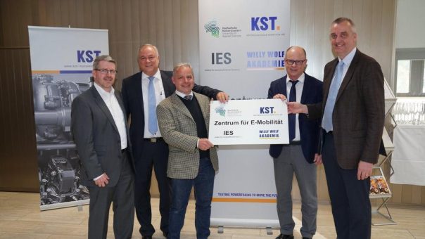 Kooperation zwischen der Hochschule Kaiserslautern und der KST Motorenversuch GmbH u. Co. KG bringt Studierenden praxisbezogenes Know-how im Bereich E-Mobilität