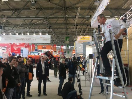 DACH+HOLZ 2020: Rudolf Müller Mediengruppe veranstaltet Messerundgänge zur Absturzsicherung