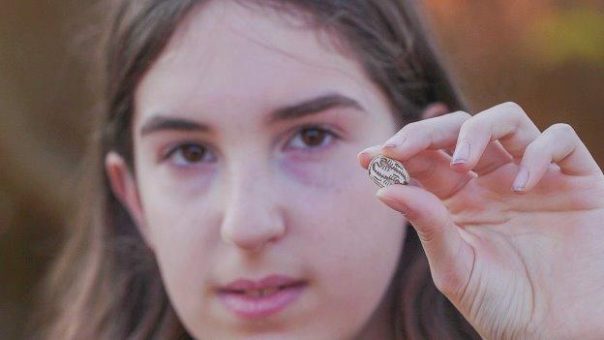 Junges Mädchen entdeckt 3.500 Jahre altes ägyptisches Amulett