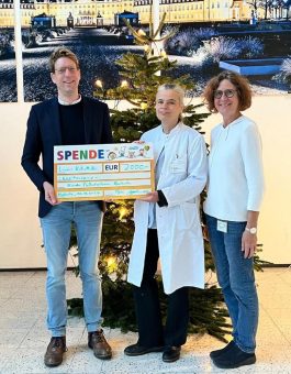 Weihnachtliche Spende für das Kinderpalliativzentrum am Klinikum Karlsruhe