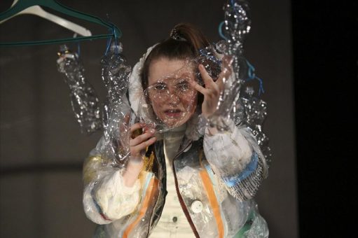 Premiere im Klassenzimmer „Petty Einweg oder Die fantastische Reise einer Flasche bis ans Ende der Welt“ am 20. Oktober um 10 Uhr