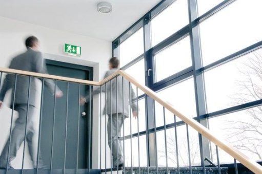 Wissens-Update für Elektrofachkräfte: REHAU Webinar zum Thema baulicher Brandschutz