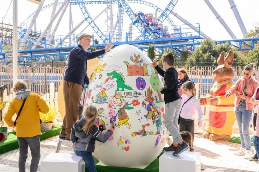 Großer Andrang bei Malaktion für Kinder mit Zeichner Peter Gaymann im Europa-Park