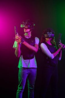 Geheimagenten-Thriller im Kampf gegen das Böse: „Amber Blake: Operation Dragonfly“ startet in der VR-Attraktion YULLBE