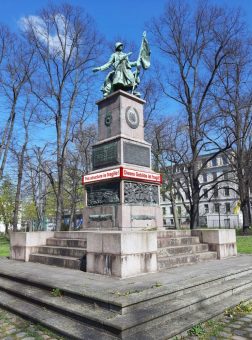 „Dieses Gebilde ist fragil!“ Temporäres Kunstwerk am Sowjetischen Ehrenmal in Dresden und Diskussionsformat zum Tag der Befreiung am 8. Mai 2023