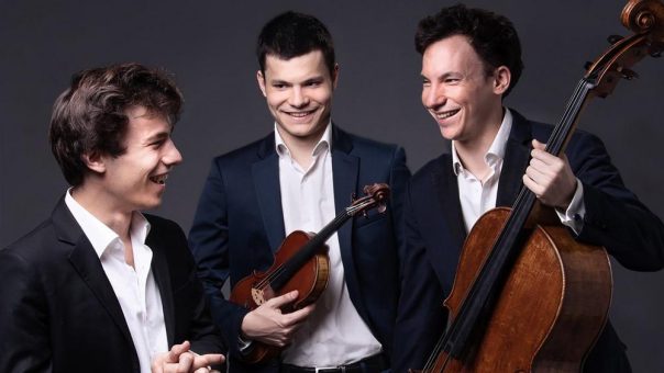Tee und Kaffee stimmen ältere Menschen auf Konzert am Sonntagvormittag ein