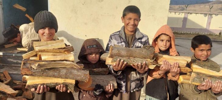 Feuerholz und warmes Essen für Waisenkinder in Faizabad