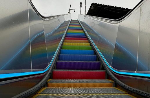 Kunterbunte Begrüßung: VAG nimmt die neue Rolltreppe an der Stadtbahnbrücke in Betrieb