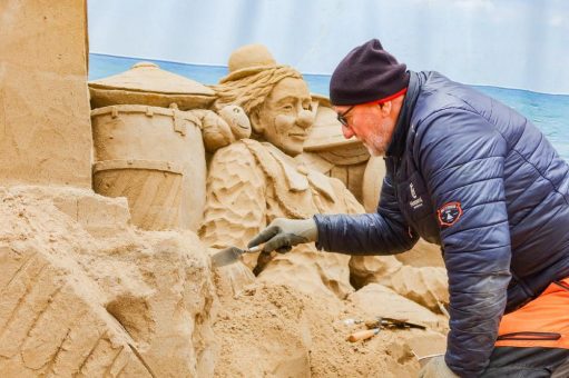 Manege frei für die Sandskulpturen-Ausstellung in Travemünde 2025