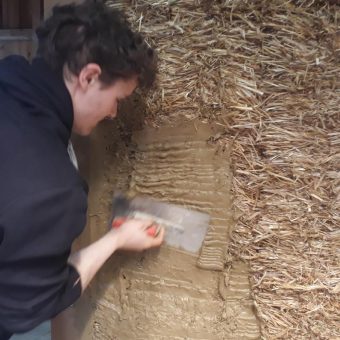 Bauen mit Stroh auf dem Weg aus der Nische