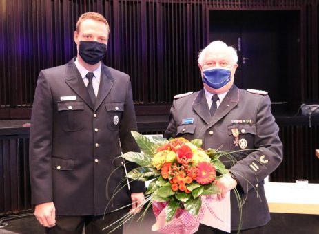 Eberhard Schmidt erhält Feuerwehrehrenzeichen am Bande