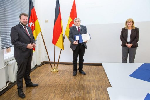Ordensaushändigung an Dr. Hans Georg Bulla