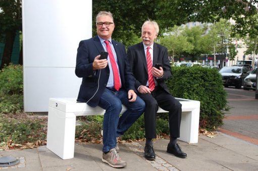 Zwei Solarbänke vor dem Regionshaus gehen in Betrieb