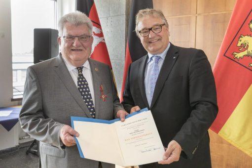 Bodo Messerschmidt erhält das Verdienstkreuz am Bande des Verdienstordens