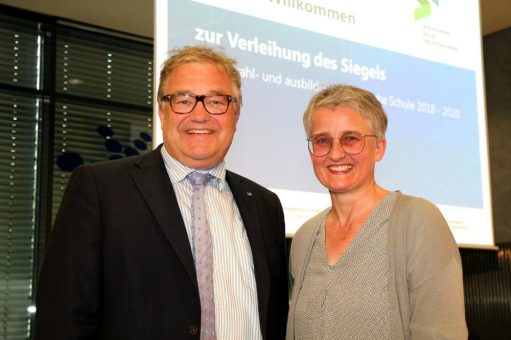 Staatssekretärin Gaby Willamowius zeichnet 33 Schulen mit Berufswahlsiegel aus