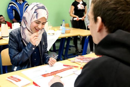 Schüler der BBS 2 tauschen Schulheft gegen Wattestäbchen