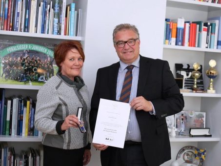 Regionspräsident überreicht Ehrennadel an Doris Klawunde