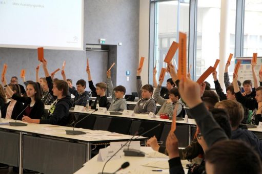 Schülerinnen und Schüler spielen Regionsversammlung