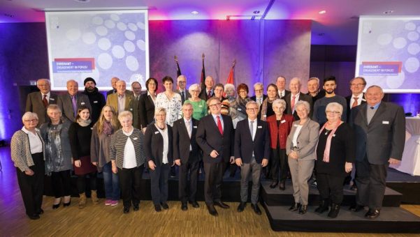 Regionspräsident Hauke Jagau ehrt 35 engagierte Menschen