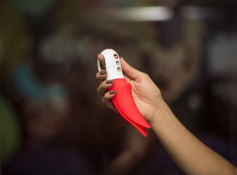 Der sinnlichste Tanz findet zwischen den Laken statt: Power to the Clit – Der neue Vibrator VOLTA