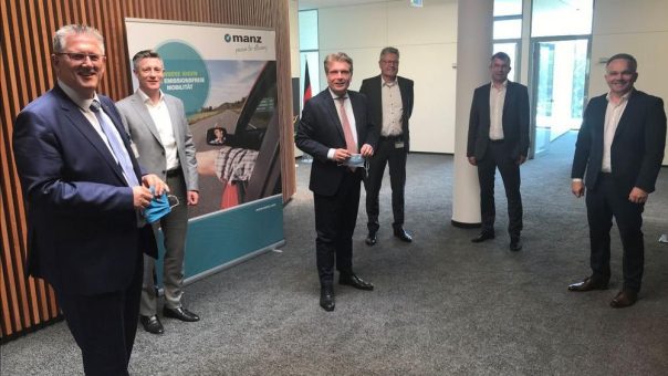Besuch bei der Manz AG: Michael Donth MdB und der Parlamentarische Staatssekretär beim Bundesminister für Wirtschaft und Energie Thomas Bareiß MdB sprechen mit dem Vorstand der Firma Manz