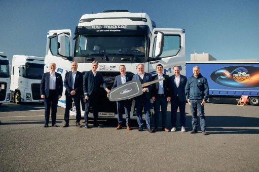 Die Ford-Werke Köln fahren jetzt mit Ford Trucks: Feierliche Schlüsselübergabe für 35 speziell für Automotive ausgerüstete Zugmaschinen.