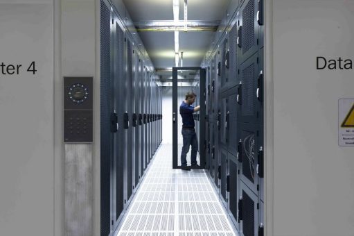 Physischer Schutz von Rechenzentren mit Zwei-Faktor-Authentifizierung.