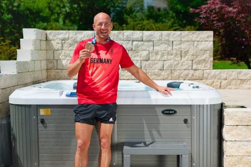 Profisportler regenerieren im Outdoor Whirlpool