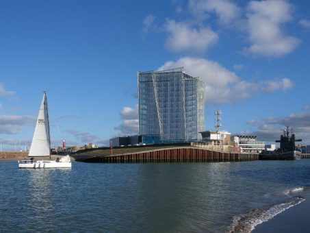 Inspirationen für den Sommerurlaub: Spektakuläre Reiseziele mit innovativer Architekturverglasung