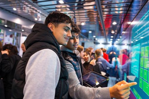 Digitale Bildung für die Welt von Morgen: Erlebnis-Lern-Truck expedition d auf der Messe Quantum Effects