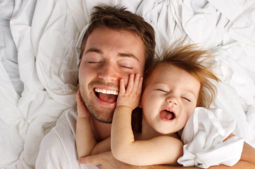 Eine Brille stört beim Schmusen