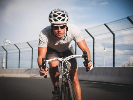 Sportsonnenbrille und Kontaktlinsen