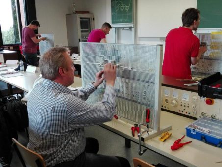 Erste Umschüler zum Elektroniker Energie- und Gebäudetechnik starten Praxisphase beim HBZ Münster