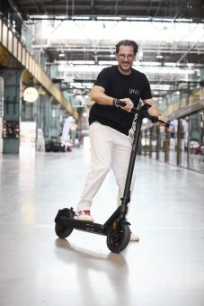 DTM-Champion Maximilian Götz wird Markenbotschafter von VMAX E-Scooter