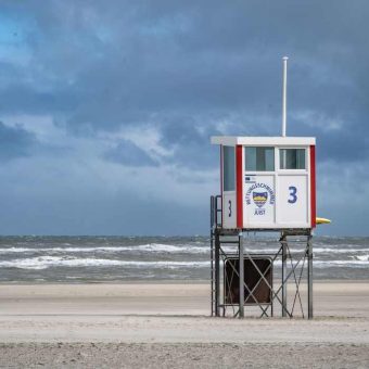 Von Quads auf dem Festland und Spielgeräten am Strand