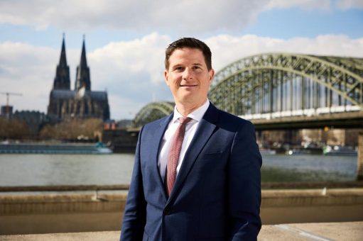 DEVK-Vorstand Dr. Michael Zons kümmert sich um das Kundenressort