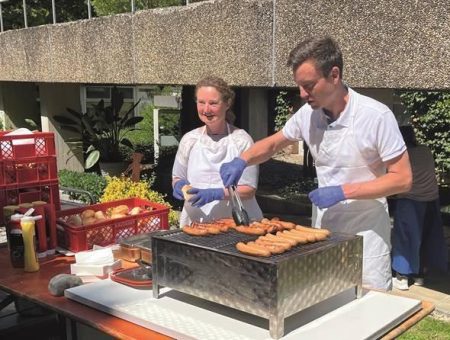 Gemeinsame Mittagspause am Grill zum „Tag der Mitarbeitenden“
