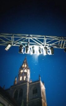 Theatererlebnis für alle Sinne unter freiem Himmel vor historischer Kulisse: Brechts „Die Dreigroschenoper“