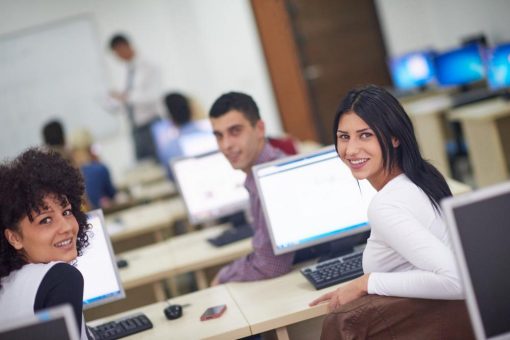 Quereinstieg in die Informatik: Berufsbegleitendes Fernstudienangebot entdecken!