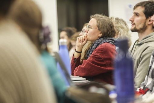Migration, Bildung und Demokratie: Pädagogische Hochschule Karlsruhe entwickelt erfolgreichen Masterstudiengang weiter