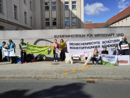 Petitionsübergabe mit 42.000 Unterschriften an Bundesministerium für Wirtschaft und Energie (BMWE): „Aluminium: Deutschlands Profit ist Guineas Schaden“