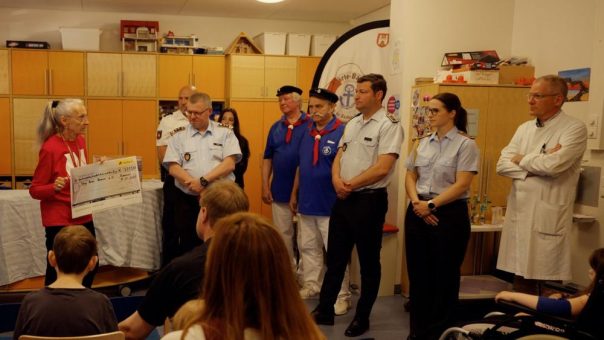 Polizisten, Soldaten und Shanty-Chor helfen Herzkindern
