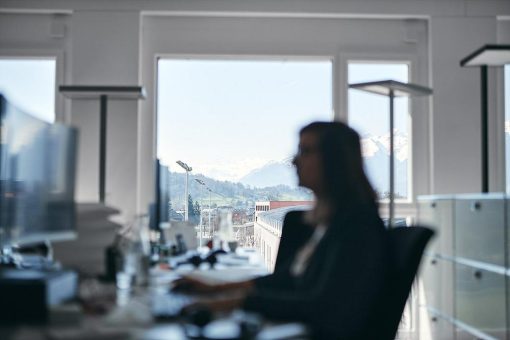 Erfolgreich gegen den Fachkräftemangel im E-Commerce – Wie Susa der Quereinstieg mit 50+ bei Kopierpapier.de gelang
