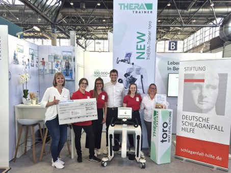 Mit Bewegung Gutes tun: THERA-Trainer spendet 2.500 Euro auf der therapie 2025 in Leipzig