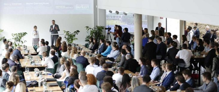 700 Talente beim „Karrieretag Familienunternehmen“ bei Bürkert Fluid Control Systems – 60 Firmen präsentieren sich