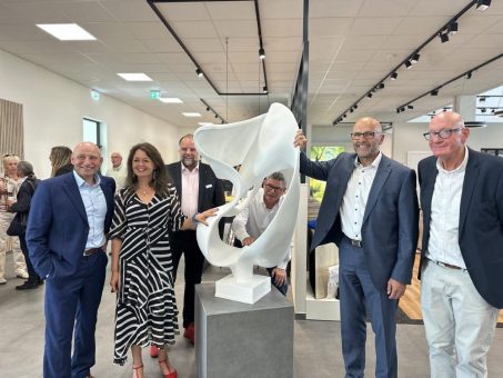 Kunst trifft Wirtschaft: Henri Benthack Stiftung erhält dynamisches Kunstwerk von Wilhelm Bühse