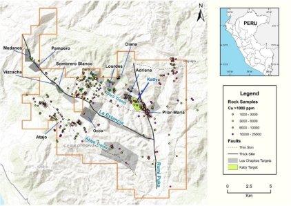 Camino gibt hochgradige Schlitzergebnisse von 7 m mit 4,3 % Kupfer und 25,5 ppm Silber bzw. 18 m mit 1,57 % Kupfer und 11,35 ppm Silber bei Los Chapitos in Peru bekannt