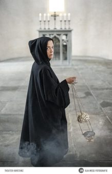 Freilichtspiele auf dem Münsterplatz: Theater Konstanz zeigt „Hermann der Krumme oder die Erde ist rund“